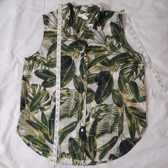 ● H&M | Sleeveless semi sheer Palm Leaf Botton Up - Picture 5 of 13